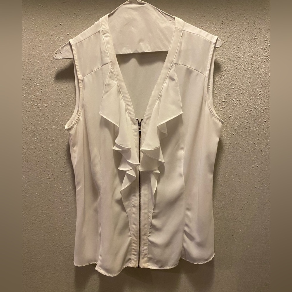 Sleeveless dress shirt